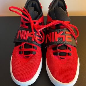 Nike Big Boys Red and Black FUTURE COURT Sneakers Size 6.5Y